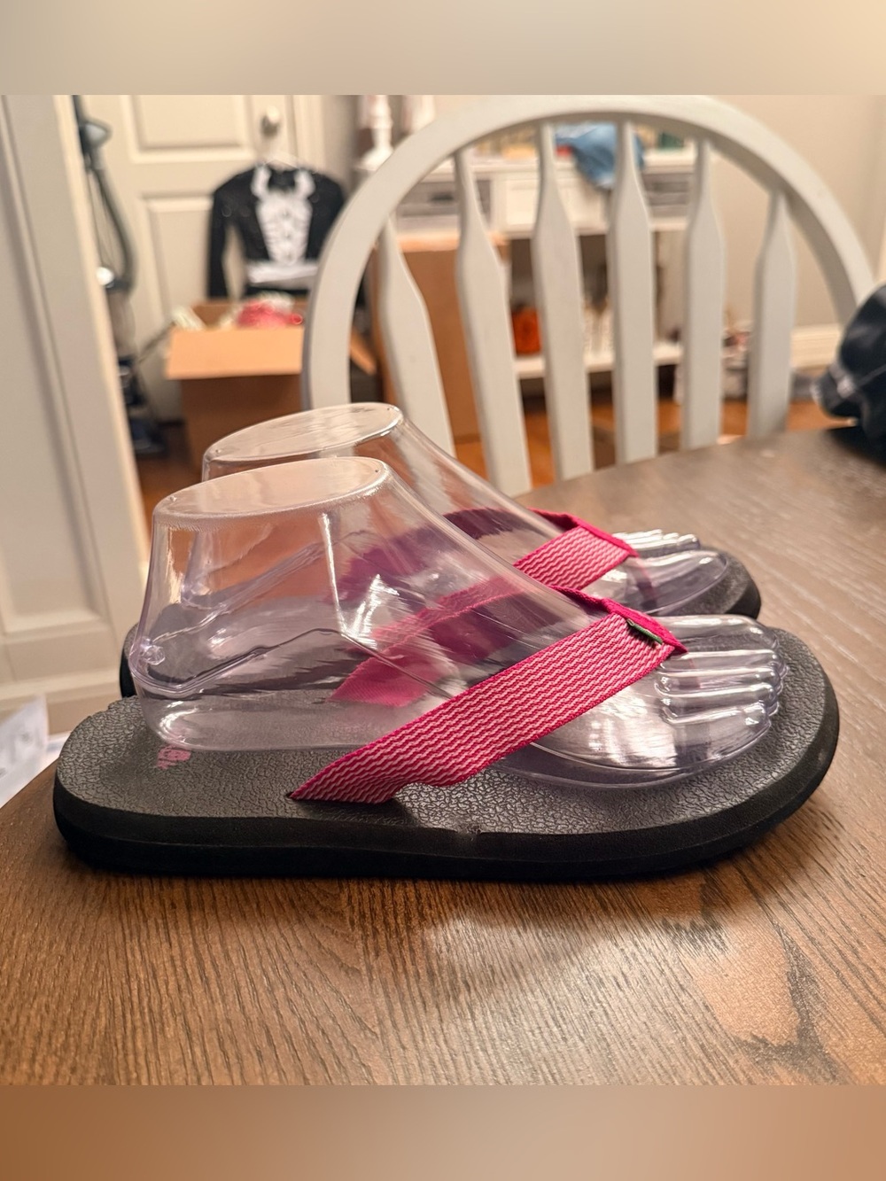 Sanuk yoga mat flip flop sandals with Hot Pink Straps. Women size 8